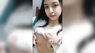 Em gái mới lớn khoe vú cho em trai bú