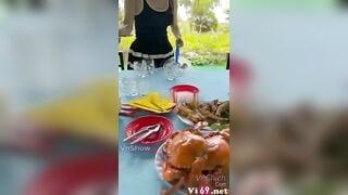 Em nhân viên quán nhậu cho khách vạch quần sờ bướm luôn nè