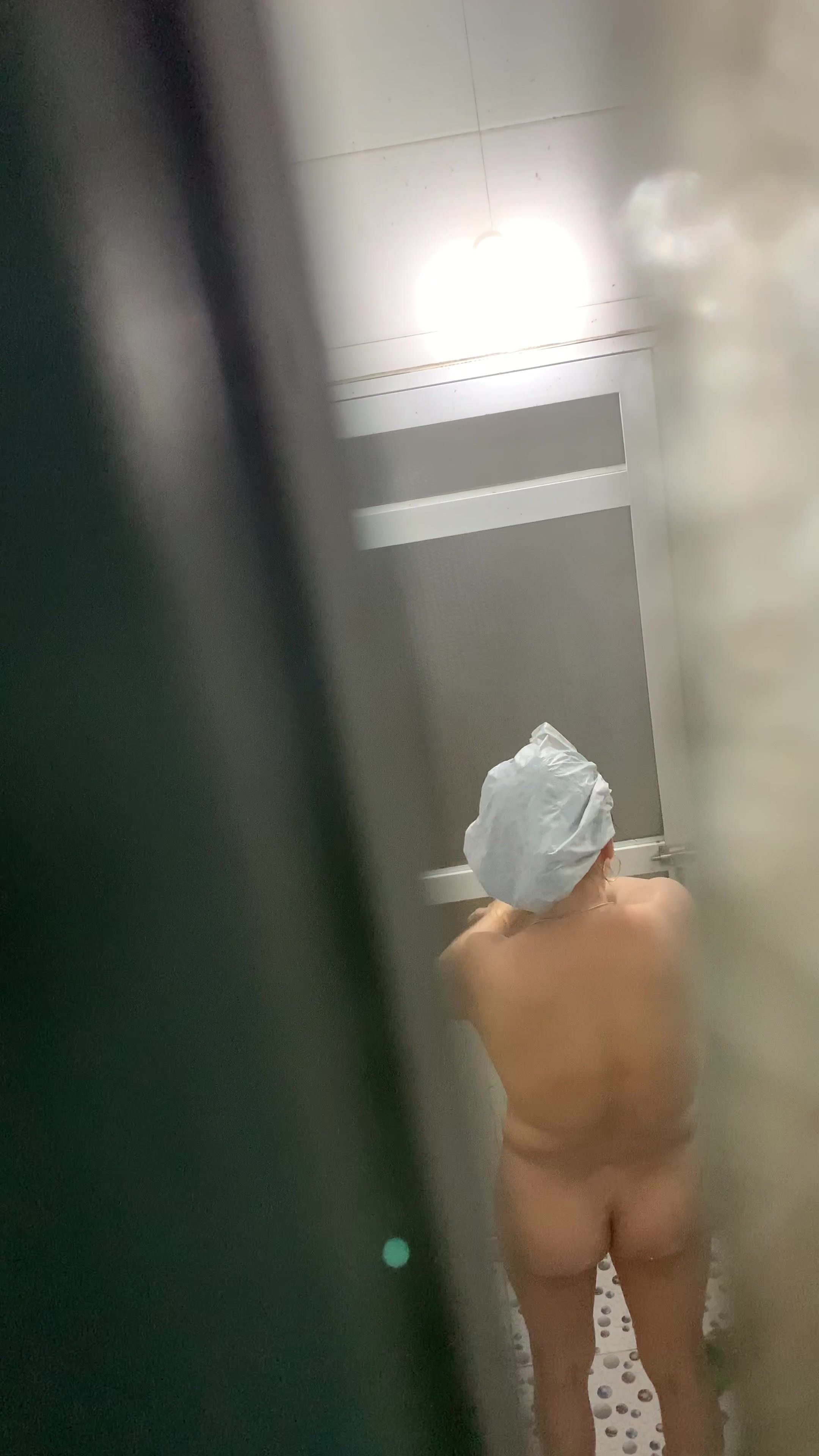 Quay lén chị gái dâm đãng tắm 1