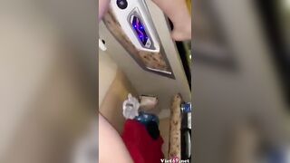 Địt nhau ngay trên xe đường dài,sợ bị phát hiện nên lồn e càng nứng ra nhiều dâm thủy