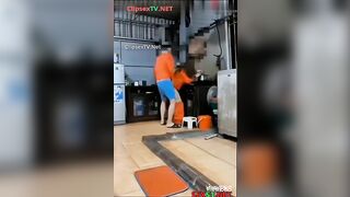 Đang nấu ăn thì thằng em chồng ra bắt bu cu rồi địt lút cán