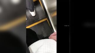 Vẫn là thanh niên đái lén