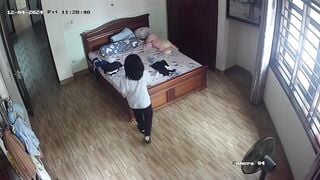 quay lén em học sinh mới nhú thay đồ đi học