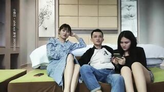 千人斩探花反差姐妹花双飞大战牛仔长裙美女浴室一起洗澡三人互舔操完一个再换下一个