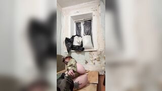 Em gái đi chiến tranh thủ dâm bằng cả quả đạn cối