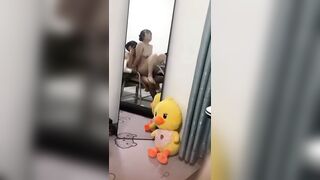 Em chubby dẫn đồng nghiệp về phòng