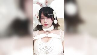 Thỏ trắng nhỏ thèm thuồng củ cà rốt to đùng mà lén lút làm những động tác thế này...