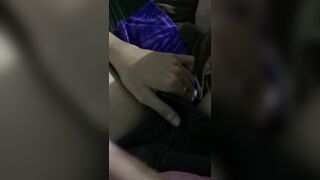 gạ địt con bạn thân loli rờ lồn mà không bảo gì địt luôn