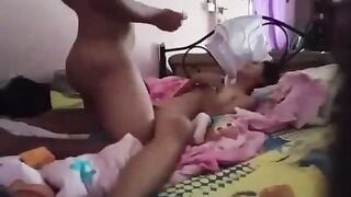 Em gái 2k9 còn đang mê man say ngủ anh họ thấy ngủ ko mặc đề liền leo lên đụ.
