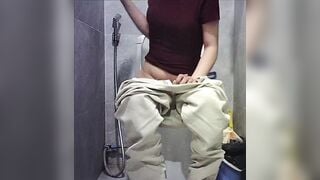 Lén wc công cộng em gái hsinh chưa mọc lông