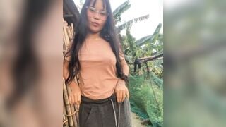 Em gái dân tộc khoe mông to đẹp không mặc áo ngực vú to