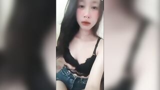Cô gái lôi cuốn xuất hiện với phong cách ấn tượng