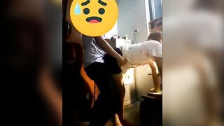 Tranh thủ làm nháy lúc con em họ đang học bài